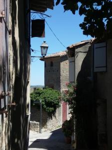 Maisons de vacances Le Logis des Remparts Coeur de la Cite medievale, Jardin prive : photos des chambres