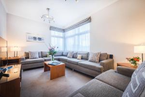Comfort Three Bedroom Apartment room in The Knight Residence by Mansley