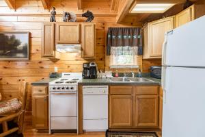 Wild West: Pin Oak Resort Cabin in the Heart of Pigeon Forge, Hot Tub and Resort Pool! - image 1