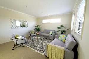 6 Bedrooms Contemporary Big House at Pakenhem