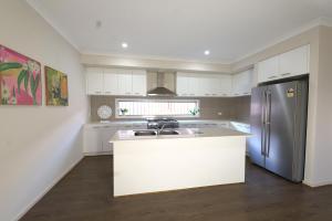 6 Bedrooms Contemporary Big House at Pakenhem