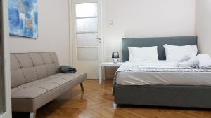 Olive Apartment- Athens Center, 4 BD, 1.5 BATH