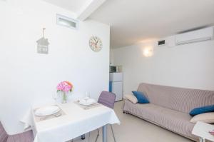 Comfort One-Bedroom Apartment with Terrace and Sea View room in Apartments & Room Lino