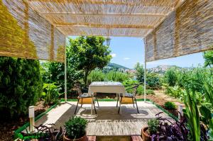 Comfort One Bedroom Apartment with Terrace and Sea View room in Apartments & Room Lino