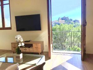 Villa d exception avec terrasse, jacuzzi, vue mer, parking, en plein cœur du village de Eze