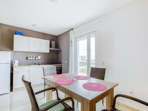 Comfortable Apartment in Novalja near Zr e Beach