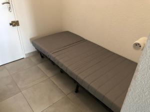 Frejus balcon des arènes studio 5e étage piscine clim tennis