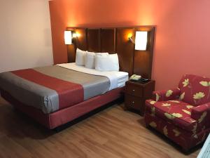 King Room - Smoking  room in Motel 6-Van Buren AR