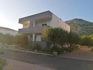 Apartments Lota - Marasovići