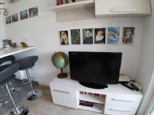 Theos atelier SELF CHECK IN APARTMENT w Free Private Parking