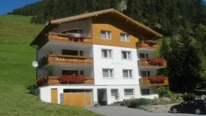 Chasa Mezpra/Stephan Jenal Nr. 1 - Ferienwohnung für 2-4 Personen - Compatsch