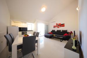 Villa Pino with Pool, Sauna & Jacuzzi