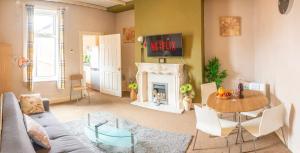 Delightful Central, Seaside Apartment-with free parking