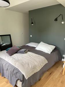 B&B / Chambres d'hotes Cocon en lisiere de foret : Chambre Lit King-Size - Vue sur Jardin