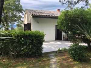 Modern apartments just 70m from the beach with free parking