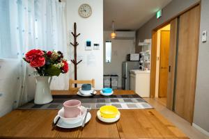 大阪ドーム徒歩10分、九条駅から3分、難波直通6分、海遊館7分、USJ11分