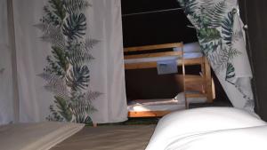 Tentes de luxe Le Bivouac et sa piscine : photos des chambres