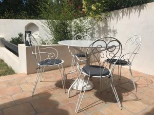 Maisons de vacances Location gite en duplex (2-4 p.) avec jardin et piscine a Pelissanne (Salon-de-Provence) : photos des chambres