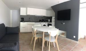 Maisons de vacances Location gite en duplex (2-4 p.) avec jardin et piscine a Pelissanne (Salon-de-Provence) : photos des chambres