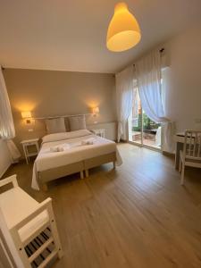 Habitación con cama extragrande.