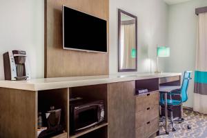 King Room - Non-Smoking room in La Quinta Inn & Suites by Wyndham Northlake Ft. Worth