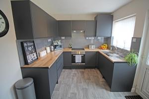 Recently Refurbished 3 Bedroom Home with Parking - Perfect for Longstays - Sleeps 8