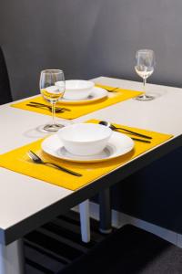 BLACK & YELLOW Centrally located studio