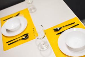 BLACK & YELLOW Centrally located studio