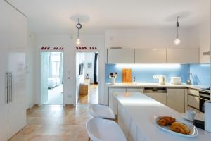 *SUNNY and STYLISH* Apt with BALCONY near TV Tower