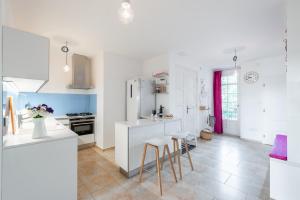 *SUNNY and STYLISH* Apt with BALCONY near TV Tower