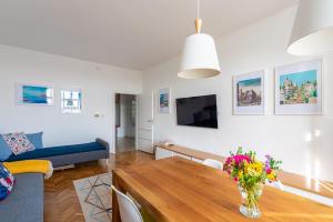 *SUNNY and STYLISH* Apt with BALCONY near TV Tower