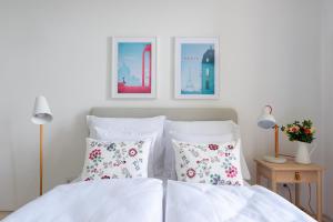 *SUNNY and STYLISH* Apt with BALCONY near TV Tower