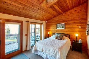 Cozy Schroeder Studio with Deck on Lake Superior