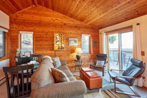 Cozy Schroeder Studio with Deck on Lake Superior