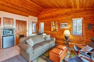 Cozy Schroeder Studio with Deck on Lake Superior