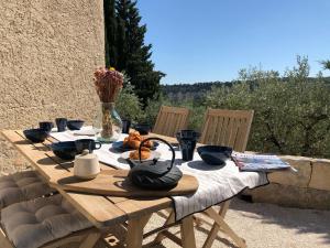 Appartements Mas provencal La Serallere au coeur des oliviers : photos des chambres