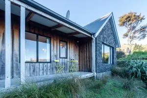 Fantail Cottage with Sea Views - Akaroa Home - Takamatua Bay