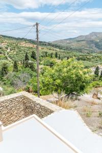 Pera Chorio - Daphne - Artist stone house with countryside views