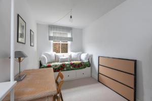 JOIVY Lovely 2-bed flat with patio in Battersea