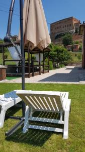 VAL DORCIA DELUXE 2, RAFFINATA CASA immersa nel verde con WiFi, giardino e parcheggio