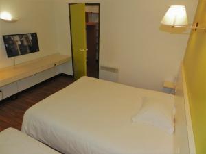 Hotels Logis Les Provinciales : Chambre Triple