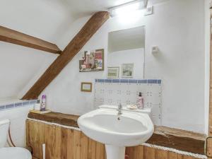 Maisons de vacances Cottage in Saint Clair sur l Elle with Garden and Barbecue : photos des chambres