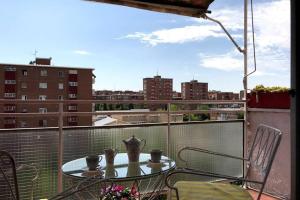 2 baños! Piso grande 100 m2 y Garaje gratis - 4-звездочные отели в городе Мадрид