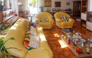 Maisons de vacances Stunning Home In Murviel-les-bziers With Kitchen : photos des chambres