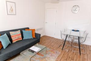 GreenStar Apartments - 2 Minute Walk awayCity Centre - 6 Individual Flats - Next to Abertay University - 1 Bed 2 Bed & 3 Bedroom Flats - Fully Equipped - Short - Mid - Long Stays Welcome