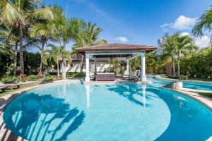 Beautiful Villa with Pool, Gym & Maid