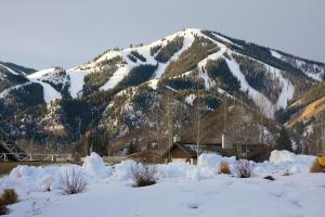 Holiday Home room in New Listing! Tri-level Townhome with Hot Tub Access and 2 Car Garage