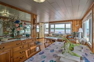 Deck and Beach Access Waterfront Cape Cod Cottage