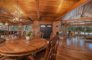 Six-Bedroom House room in Panorama Vacation Home by Estes Park Homes home