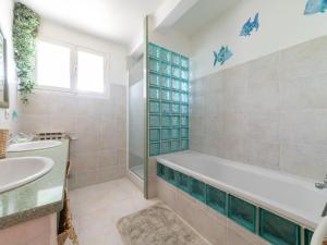 Villas Villa in Carpentras with Private Pool : photos des chambres